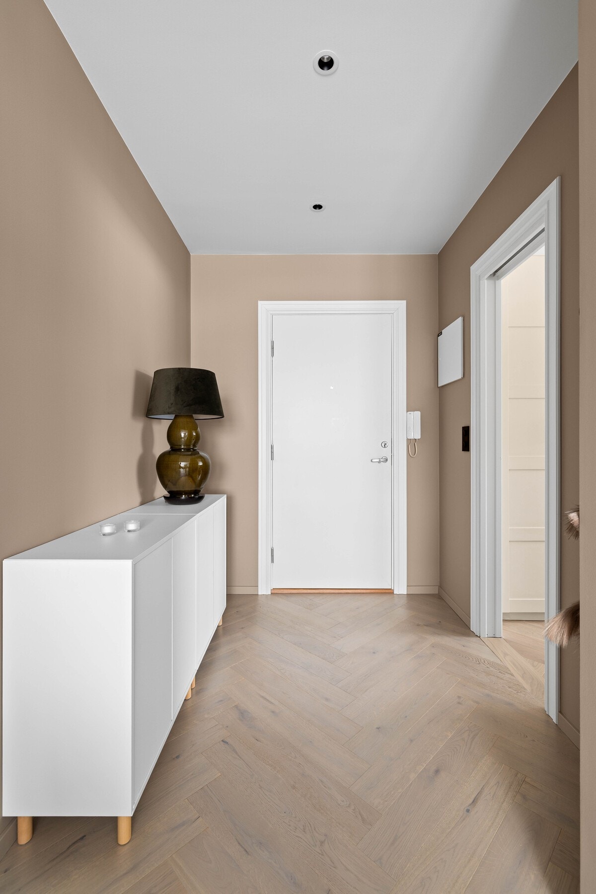 Lekkert ny eikeparkett i 2025.
Borettslaget har felles fyring og varmt vann så her er det lave boutgifter. Galleribilde