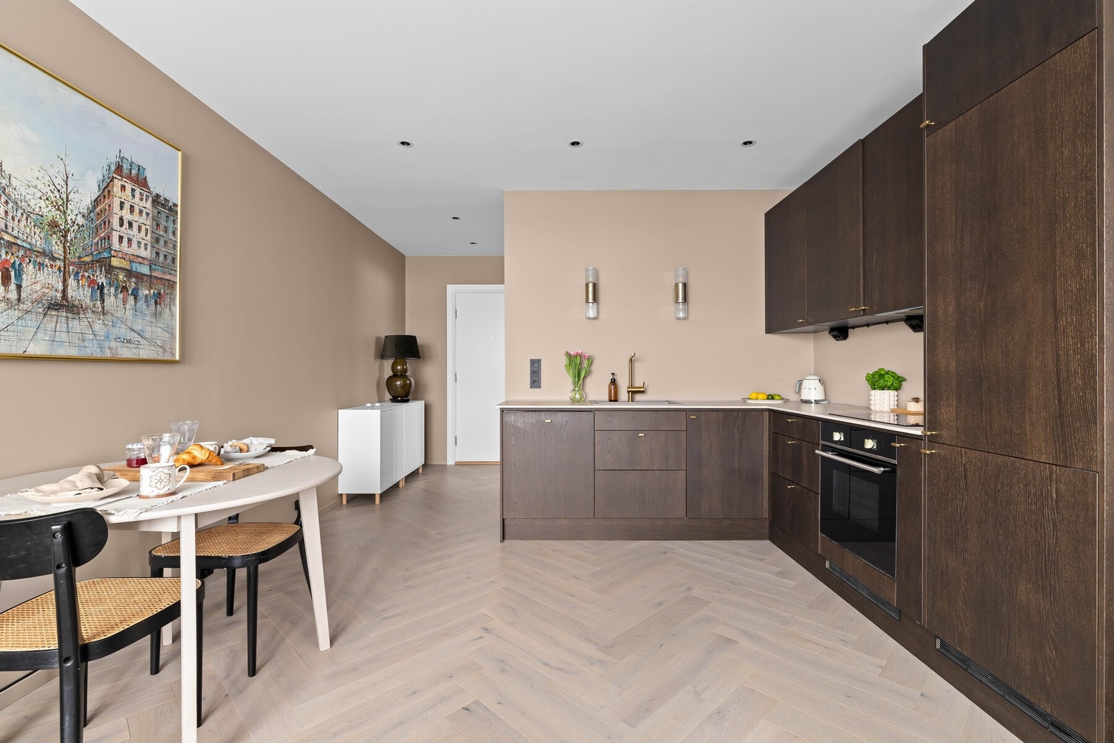 Nytt kjøkken fra Epoq i 2025 med kompositt benkeplate. Galleribilde