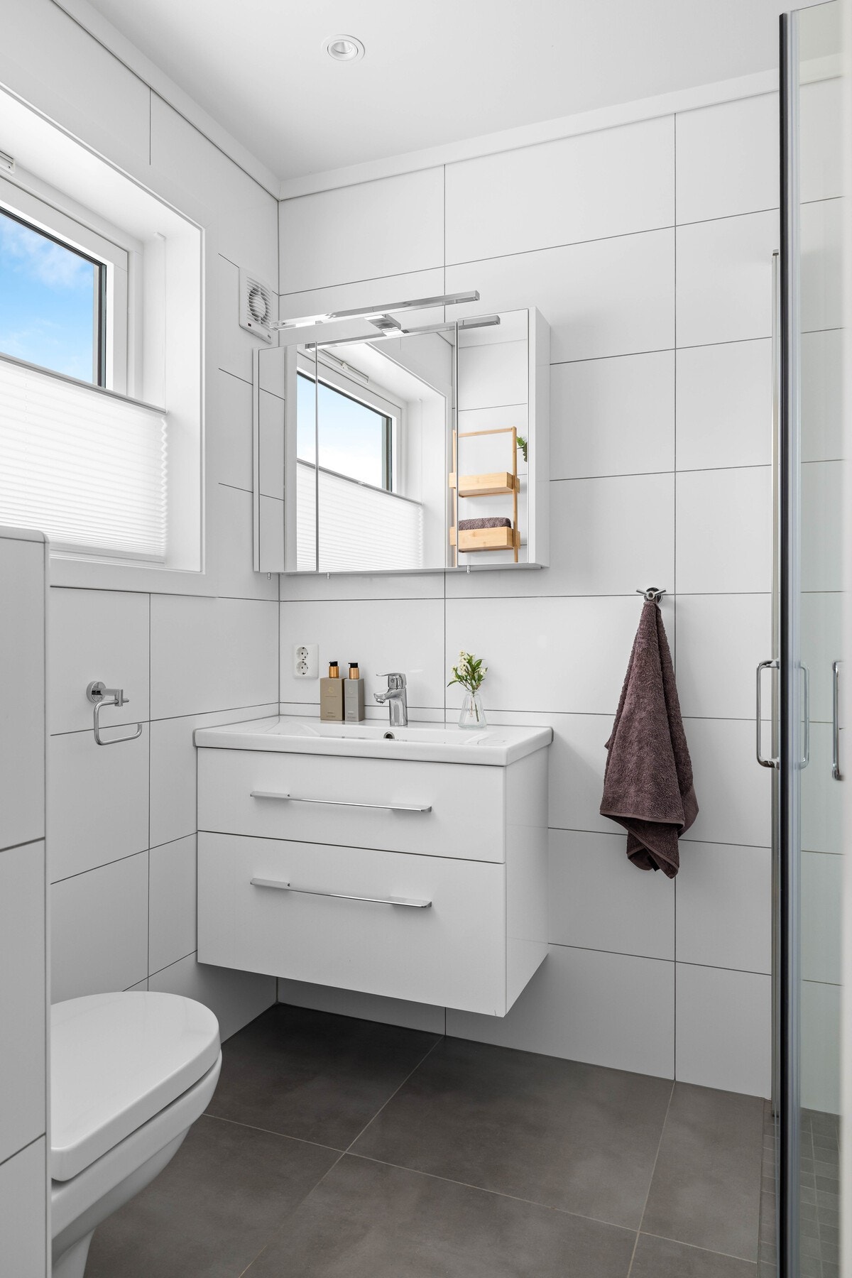 Dusjhjørne, porselenservant med underskap/skuffer, speilskap med lys og vegghengt wc Galleribilde