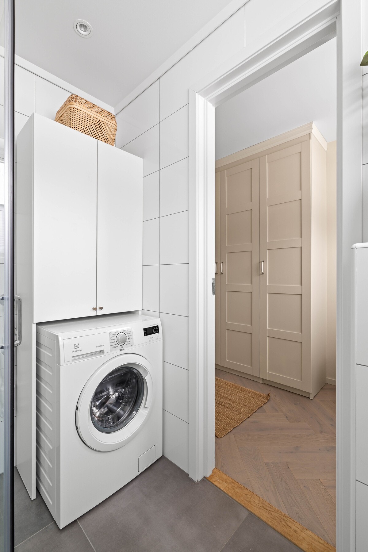 Det er god plass til vaskemaskin på badet. Galleribilde