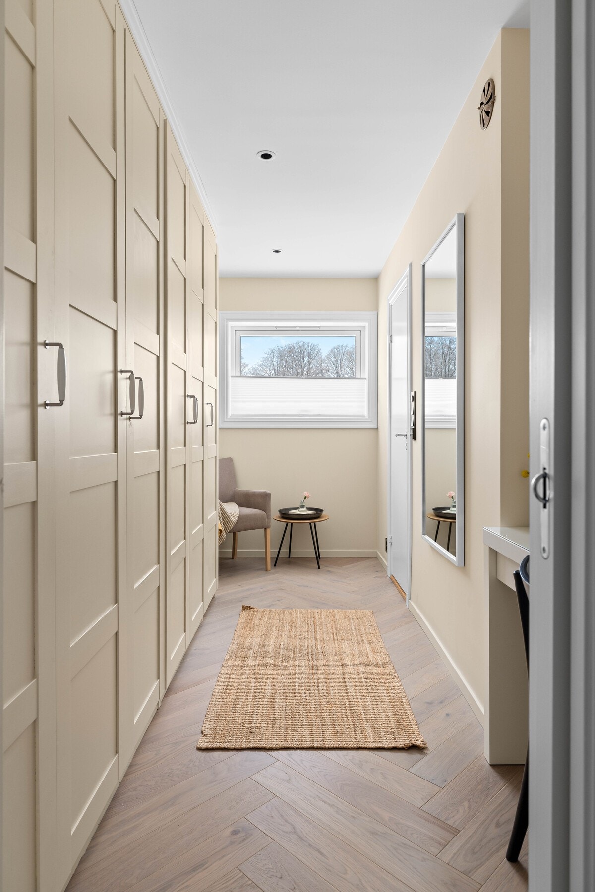 Her har du drømmegarderoben, masse plass, samt at der er masse lagringsplass i kjeller og på loftet Galleribilde