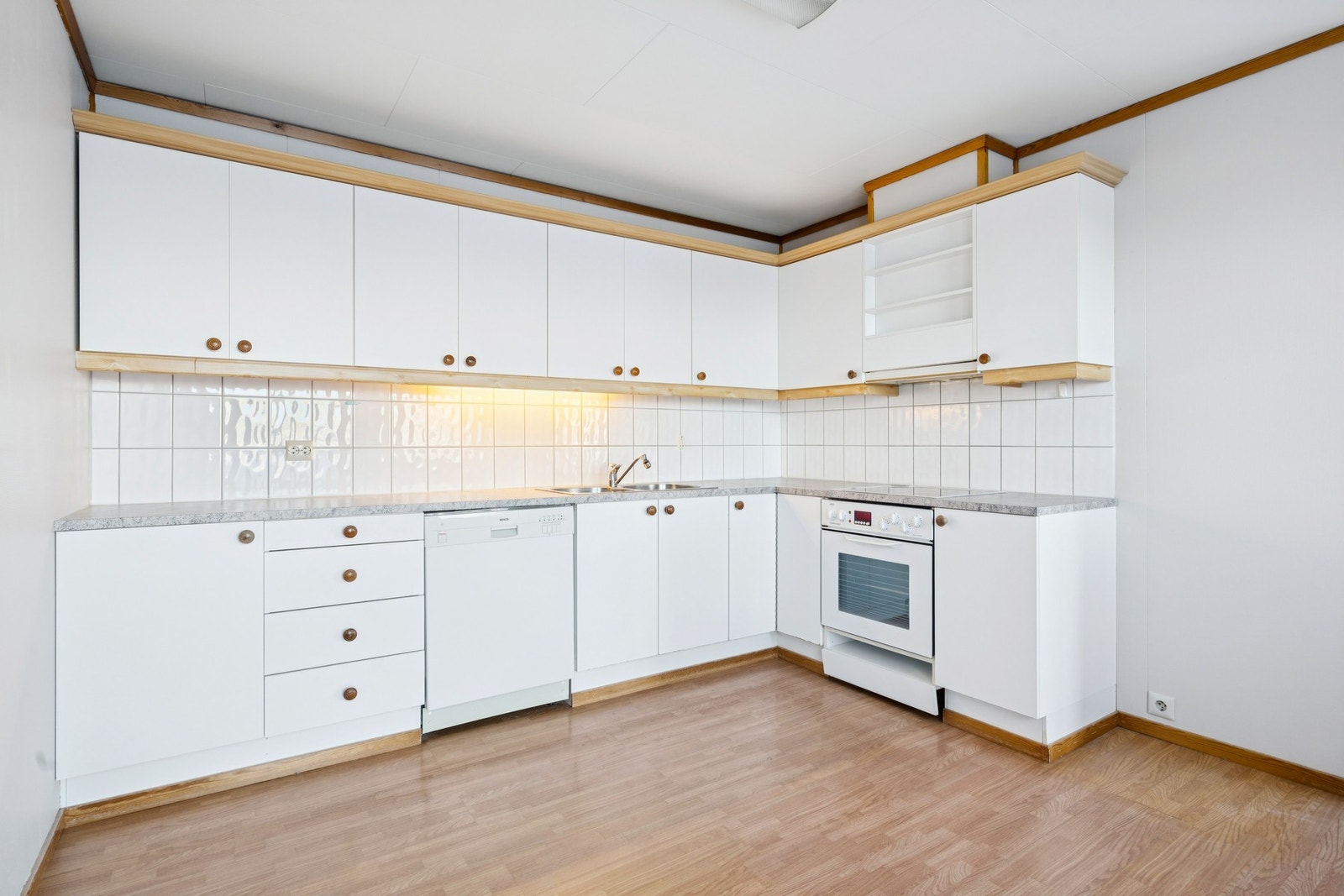 Romslig kjøkken med god skap- og benkeplass, samt rom for spisebord (Stekeovn defekt ifølge selger) Galleribilde