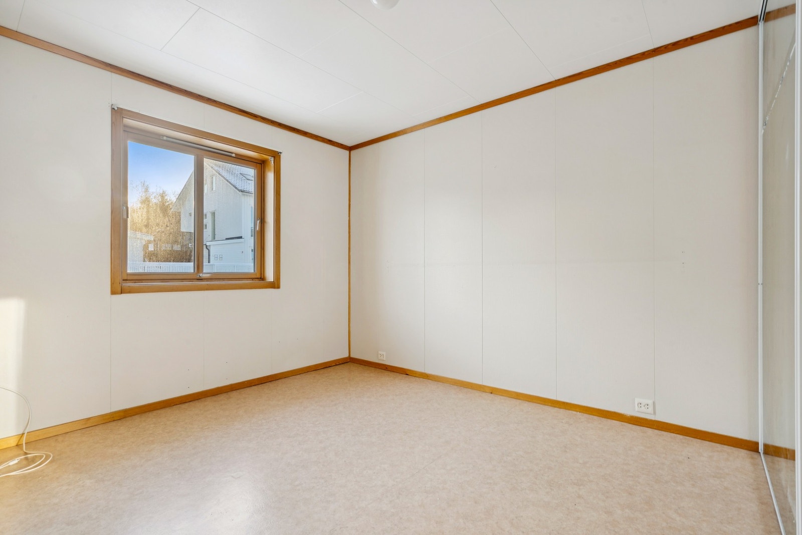 Rommet har god plass til dobbeltseng og tilhørende møblement. Galleribilde