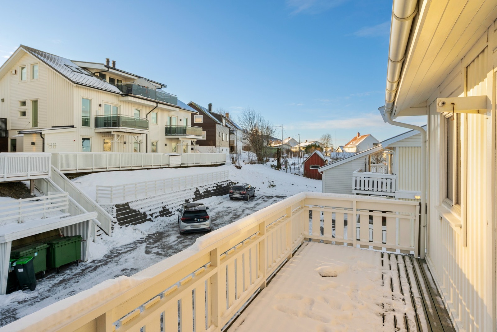 Terrassen ved inngangspartiet gir en lun og skjermet uteplass. Galleribilde