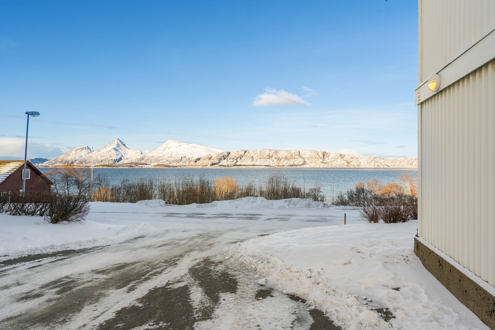Beliggenheten i et område med lite trafikk og støy bidrar til en rolig atmosfære. Galleribilde