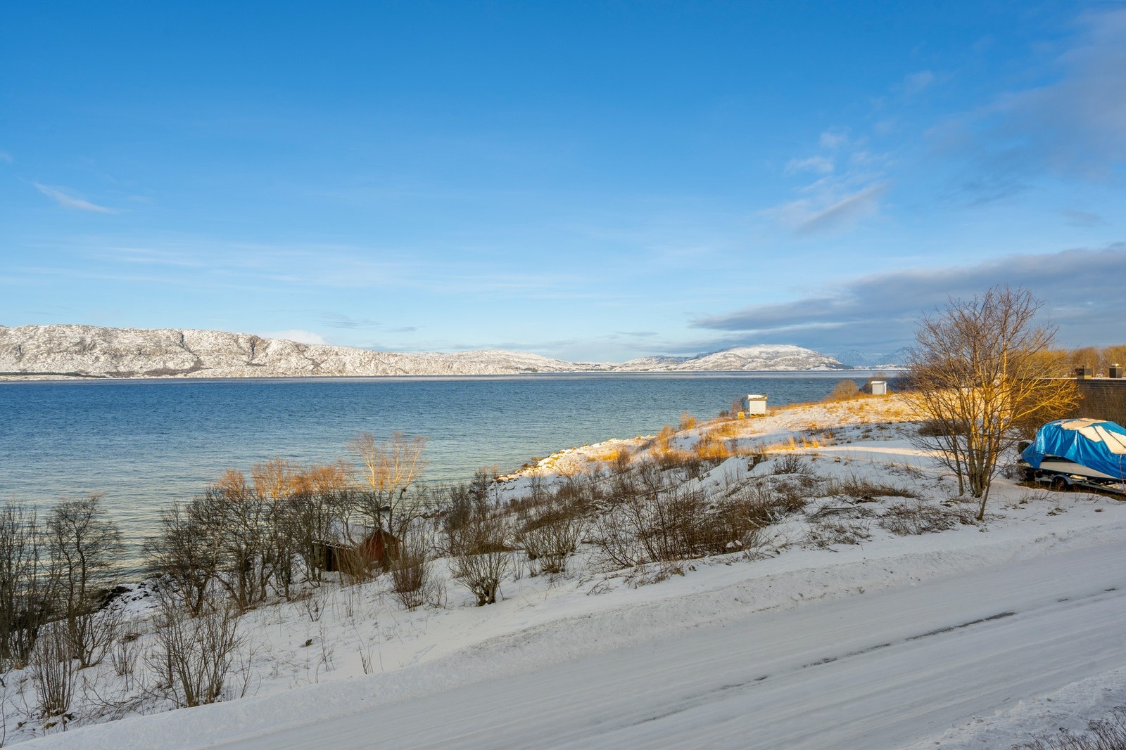 Med skoler og barnehager i nærheten er dette et praktisk bosted for barnefamilier. Galleribilde