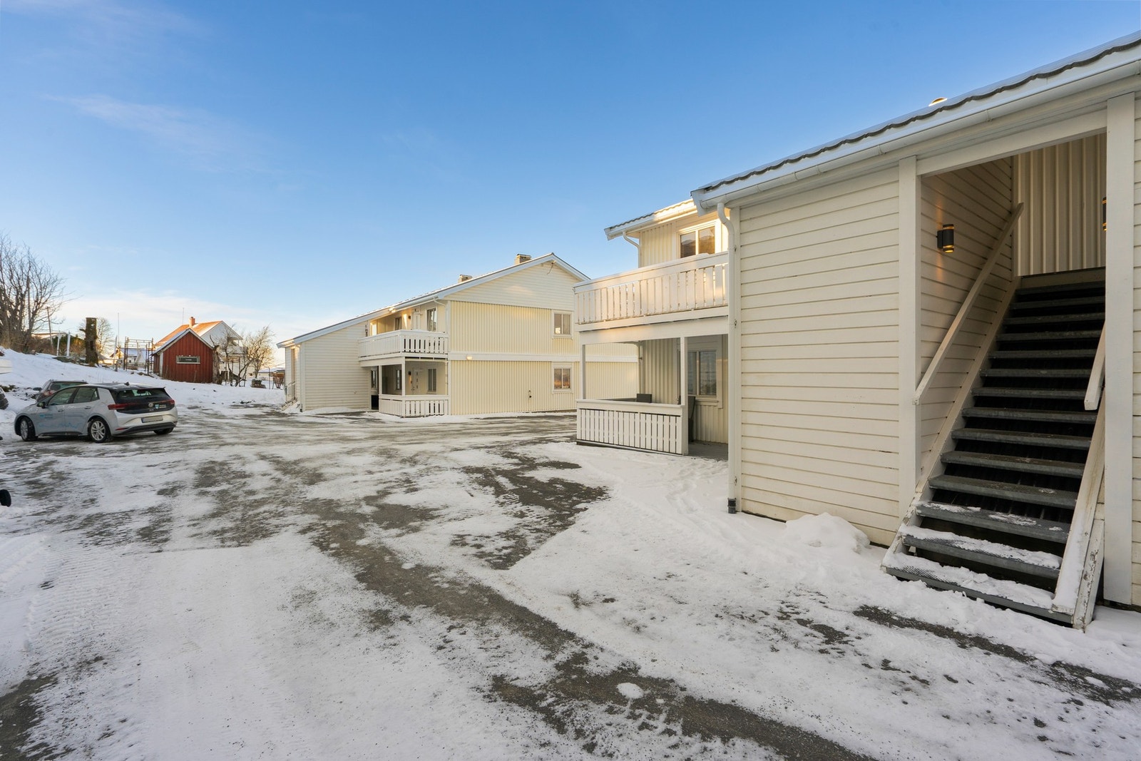 Leiligheten er en del av en flermannbolig i et etablert og rolig boligområde. Galleribilde