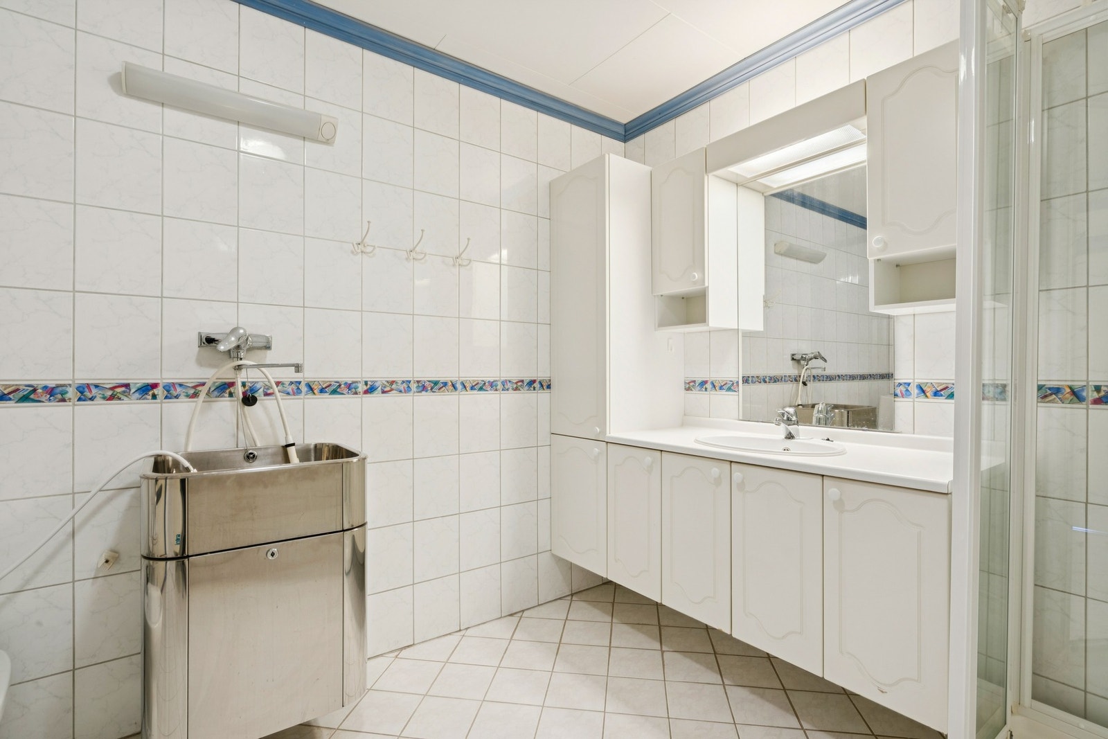 Stort, helfliset bad med servantinnredning, speil og belysning. Galleribilde