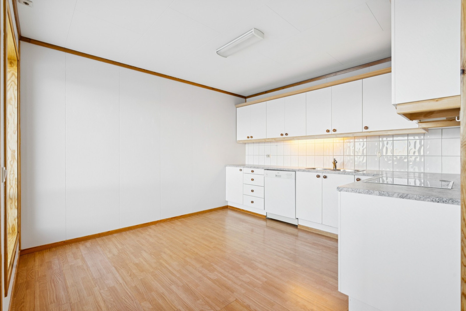 Det er god plass til en hyggelig spiseplass ved vinduet på kjøkkenet. Galleribilde