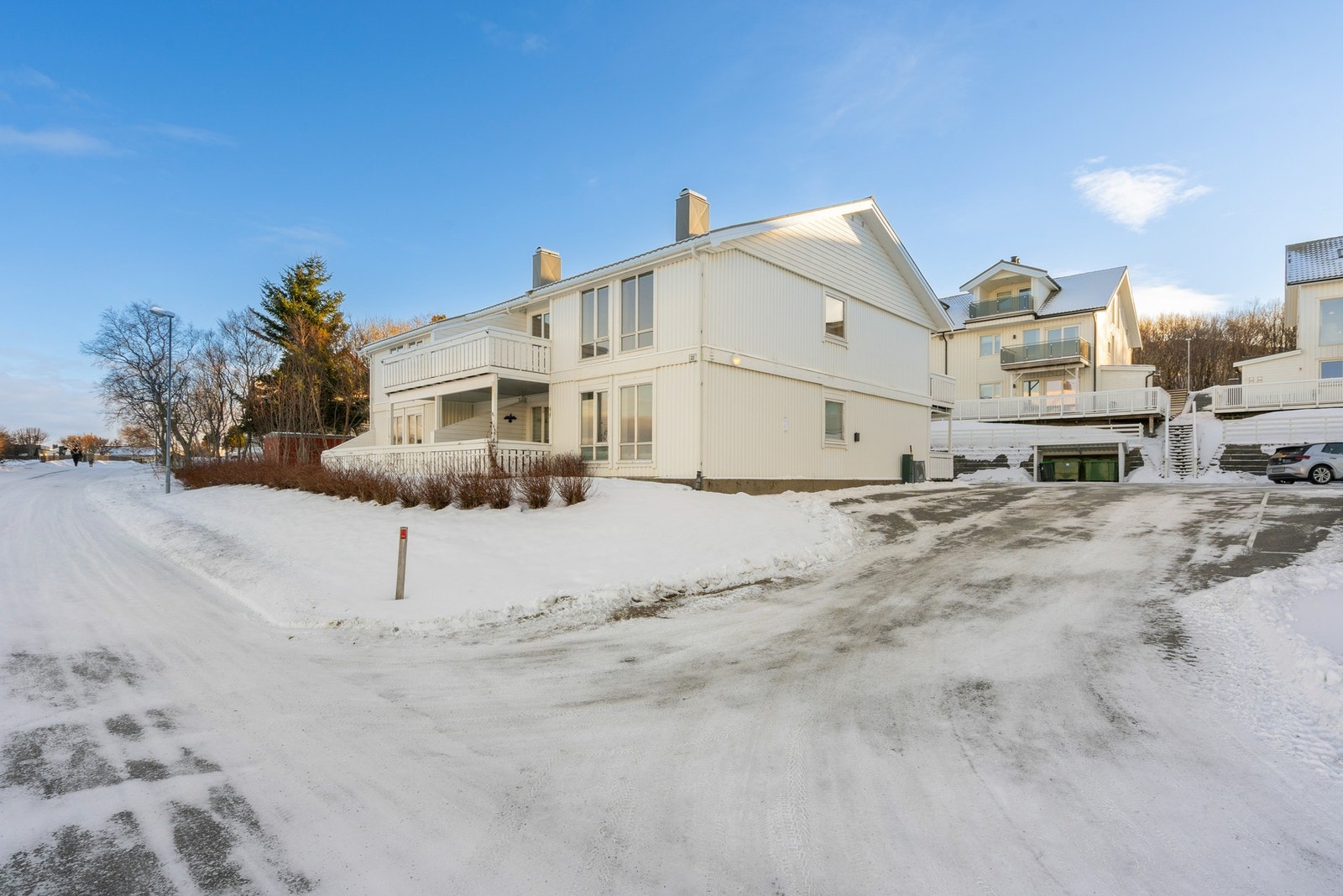 Asfaltert gårdsplass med gode parkeringsmuligheter på felles tomt. Galleribilde