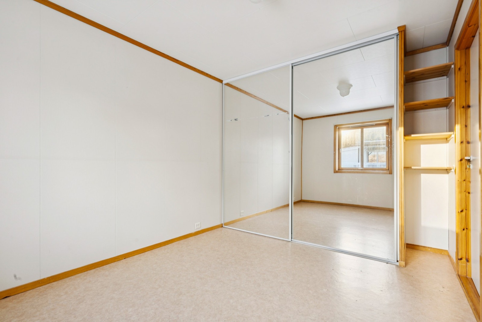 Hovedsoverommet har en romslig skyvedørsgarderobe med speilfronter. Galleribilde