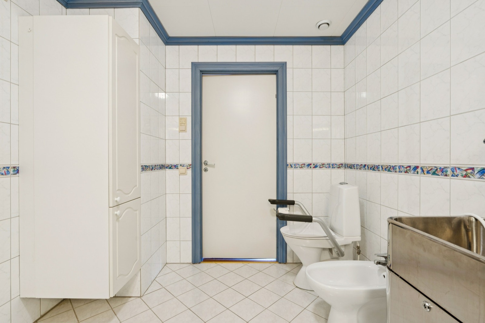 God oppbevaringsplass i høyskap. Badet er innredet med toalett og bidet. Galleribilde