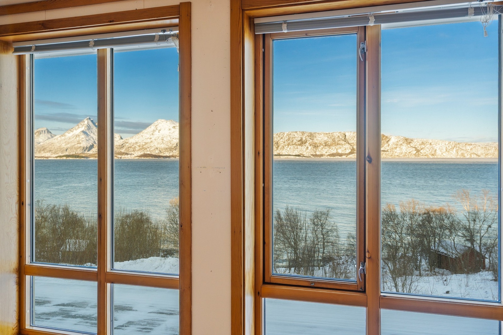 Fra vinduene i stuen kan du nyte den flotte utsikten året rundt. Galleribilde