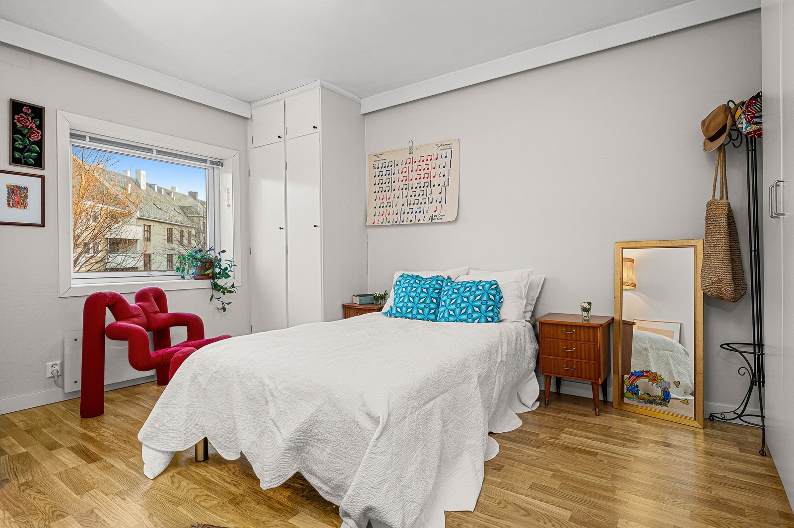 Et av to soverom på 14 kvm med god plass til dobbeltseng av ønsket størrelse, nattbord og garderobeskap. Galleribilde