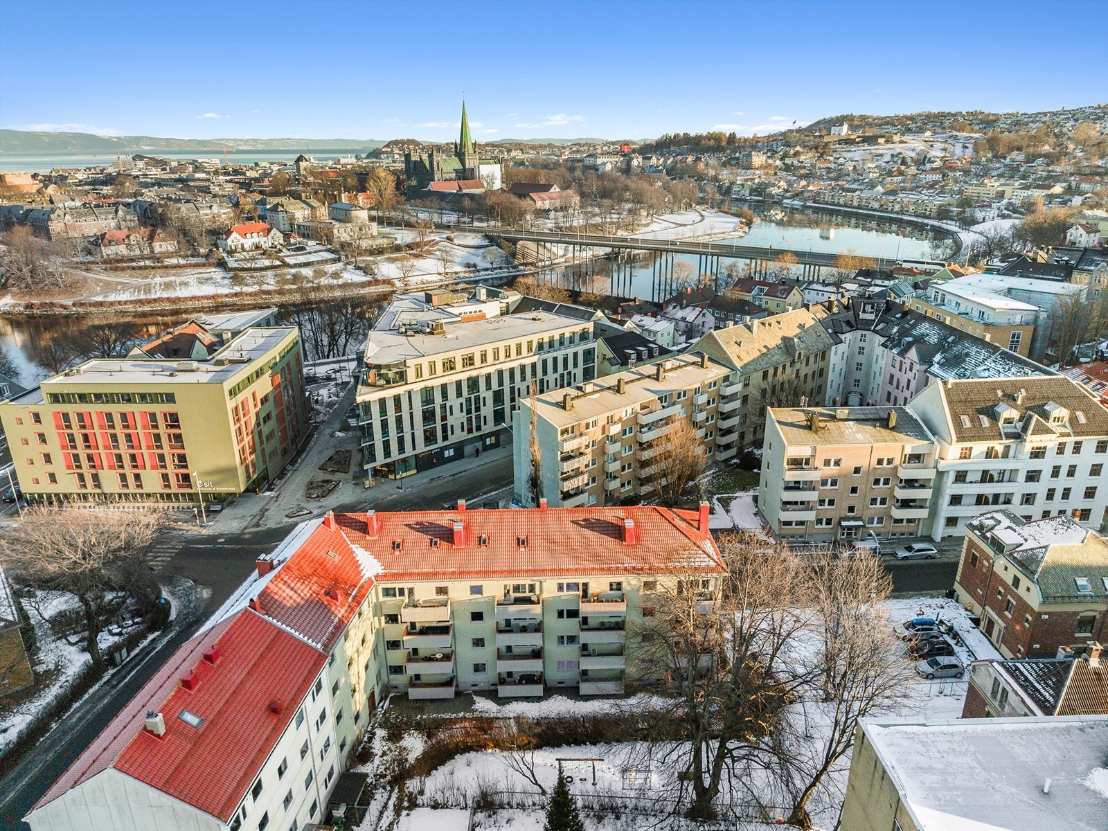 Dagligvarebutikker som Coop Prix Øya og Joker Samfundet ligger i gangavstand, og sentrum med kjøpesentre, kinoer, teater og restauranter nås raskt til fots eller med sykkel. Solsiden og Nedre Elvehavn er også lett tilgjengelig. Galleribilde