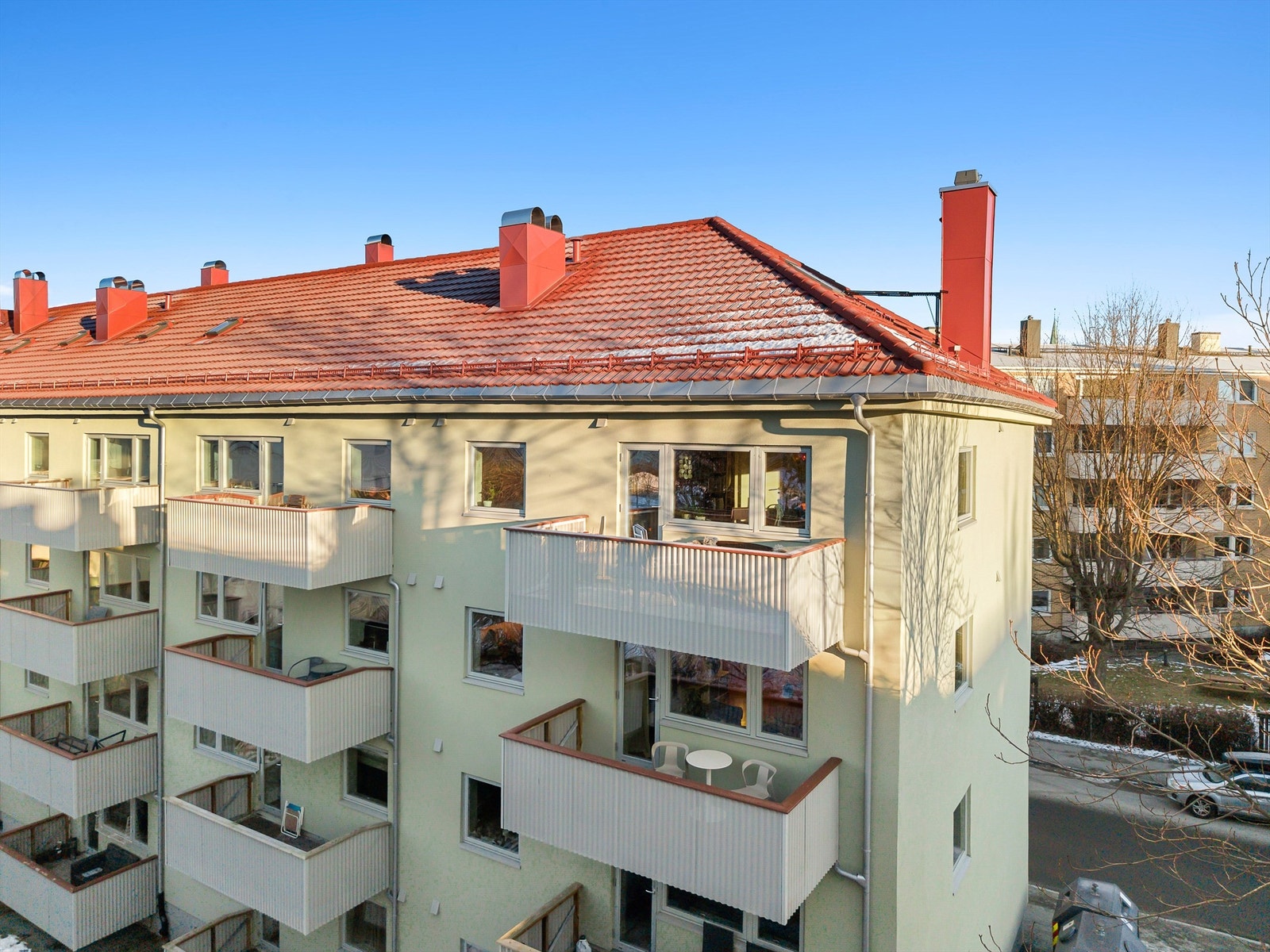 Følger man elvepromenaden østover, kommer man raskt til Bakklandet med sitt brede utvalg av kaféer, restauranter og små nisjebutikker. Samtidig er Midtbyen kun en kort spasertur unna, med alt Trondheim sentrum har å by på. Galleribilde