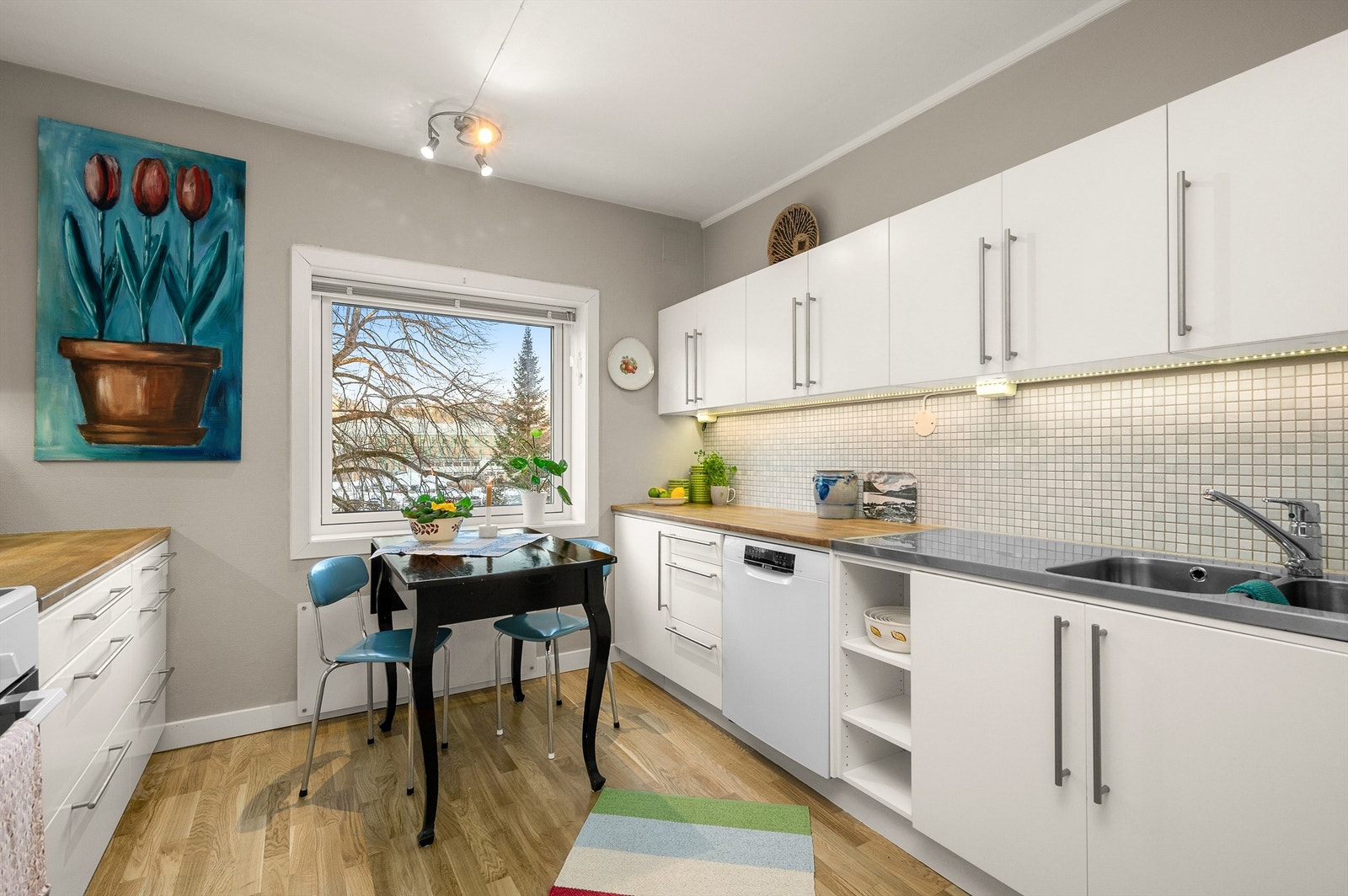 Kjøkkenet har rikelig med skap- og benkeplass å boltre seg på, samt plass til spisegruppe. Galleribilde