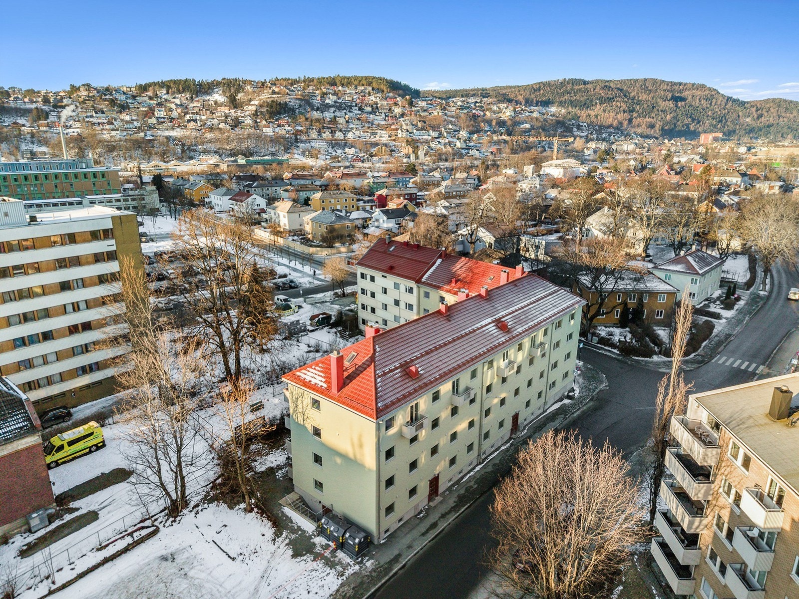 Leiligheten har en meget god beliggenhet for studenter, med nærhet til NTNU campusene på Gløshaugen, Øya, Elgeseter og Kalvskinnet. Gode buss- og togforbindelser gir også enkel adkomst til Dragvoll, BI og øvrige studiesteder i Trondheim. Galleribilde