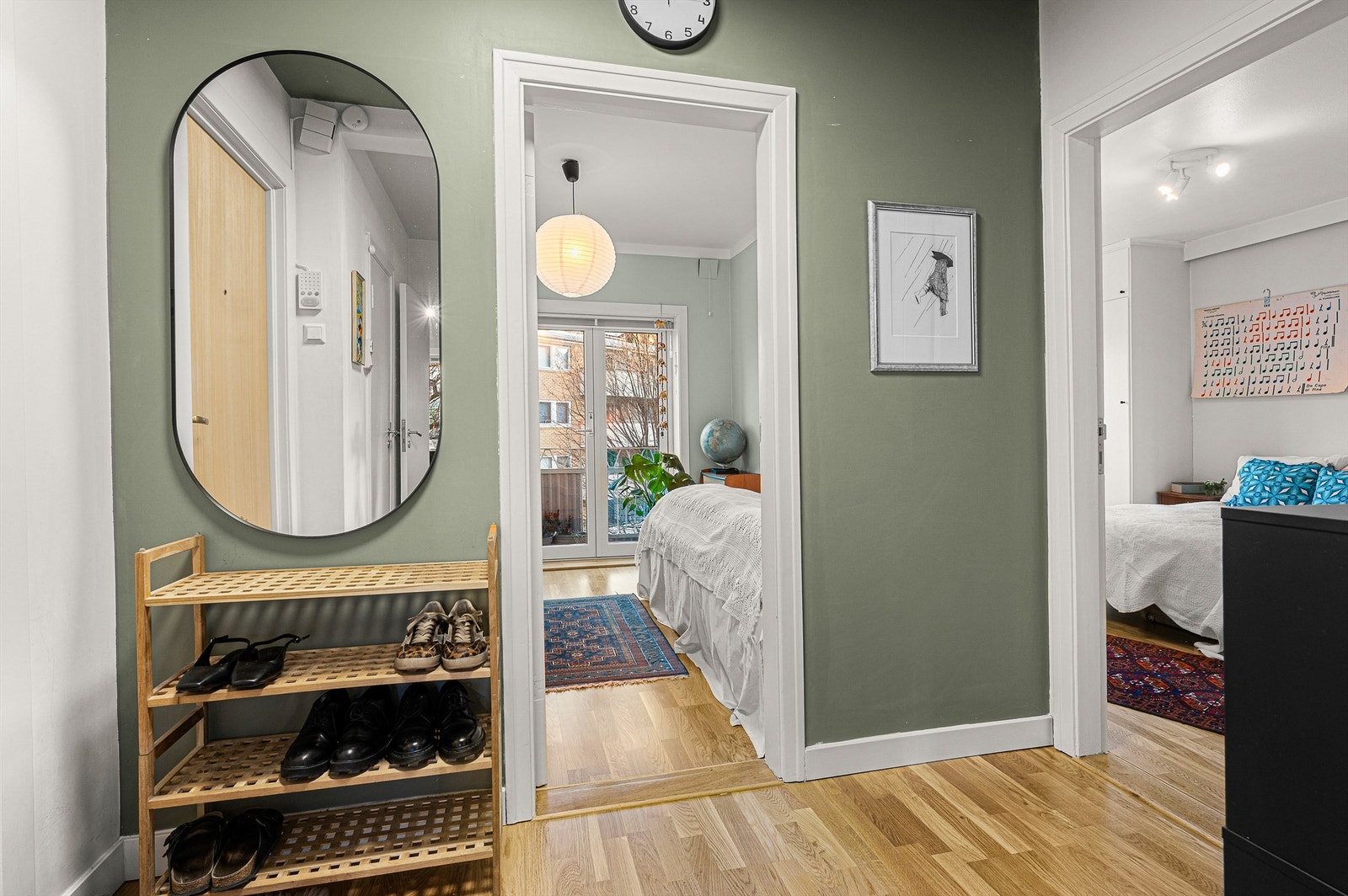 Videre disponerer leiligheten to boder på til sammen 13 kvm - en i kjelleretasjen og en i loftsetasjen. I tillegg kan man benytte seg av felles sykkelbod og tørkeloft i følge selger. Galleribilde