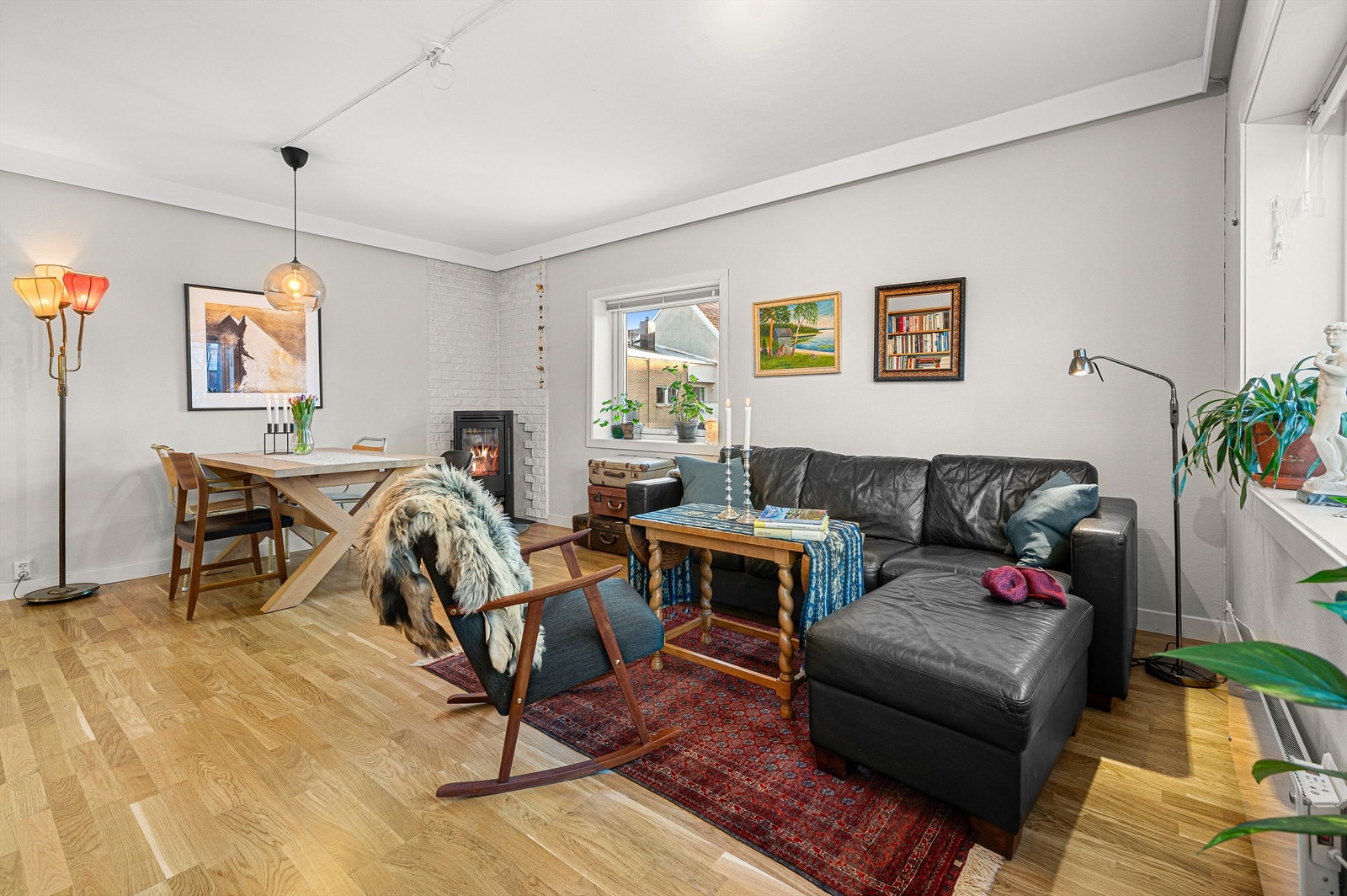 Stuen er lys og luftig med utstrakte vindusflater som siker rikelig med naturlig dagslys. Galleribilde