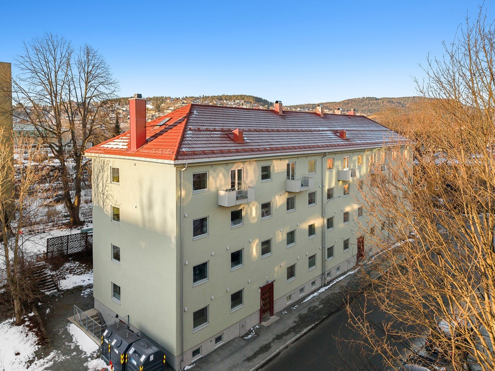 Leiligheten har en sentral, tilbaketrukket beliggenhet med kort vei til både byliv og grønne rekreasjonsområder. Området er kjent for sin hyggelige atmosfære og nærhet til Nidelven, Marinen og Ilaparken - perfekte steder for turer, trening og avslapning. Galleribilde