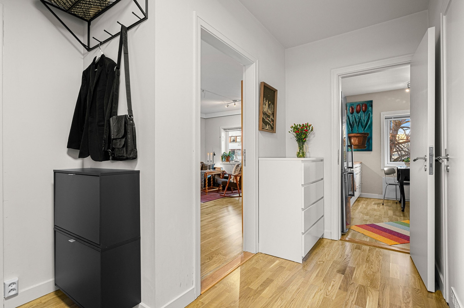 Velkommen inn! Romslig entré med god plass til oppbevaring av yttertøy og sko. Galleribilde