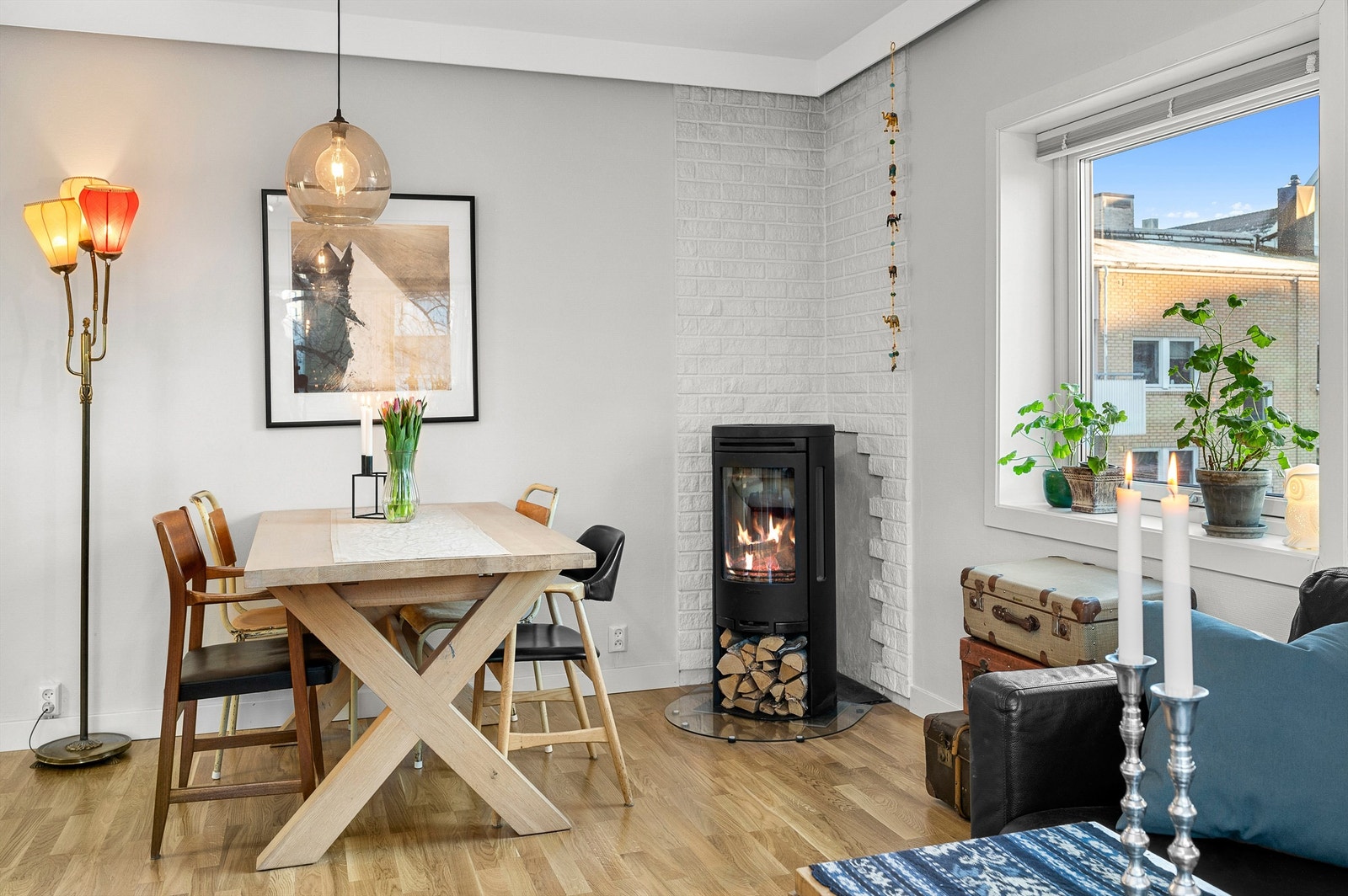 Stuen er lett å møblere med de flere sonene i rommet. Leiligheten er oppvarmet med peisovn og panelovner. Galleribilde