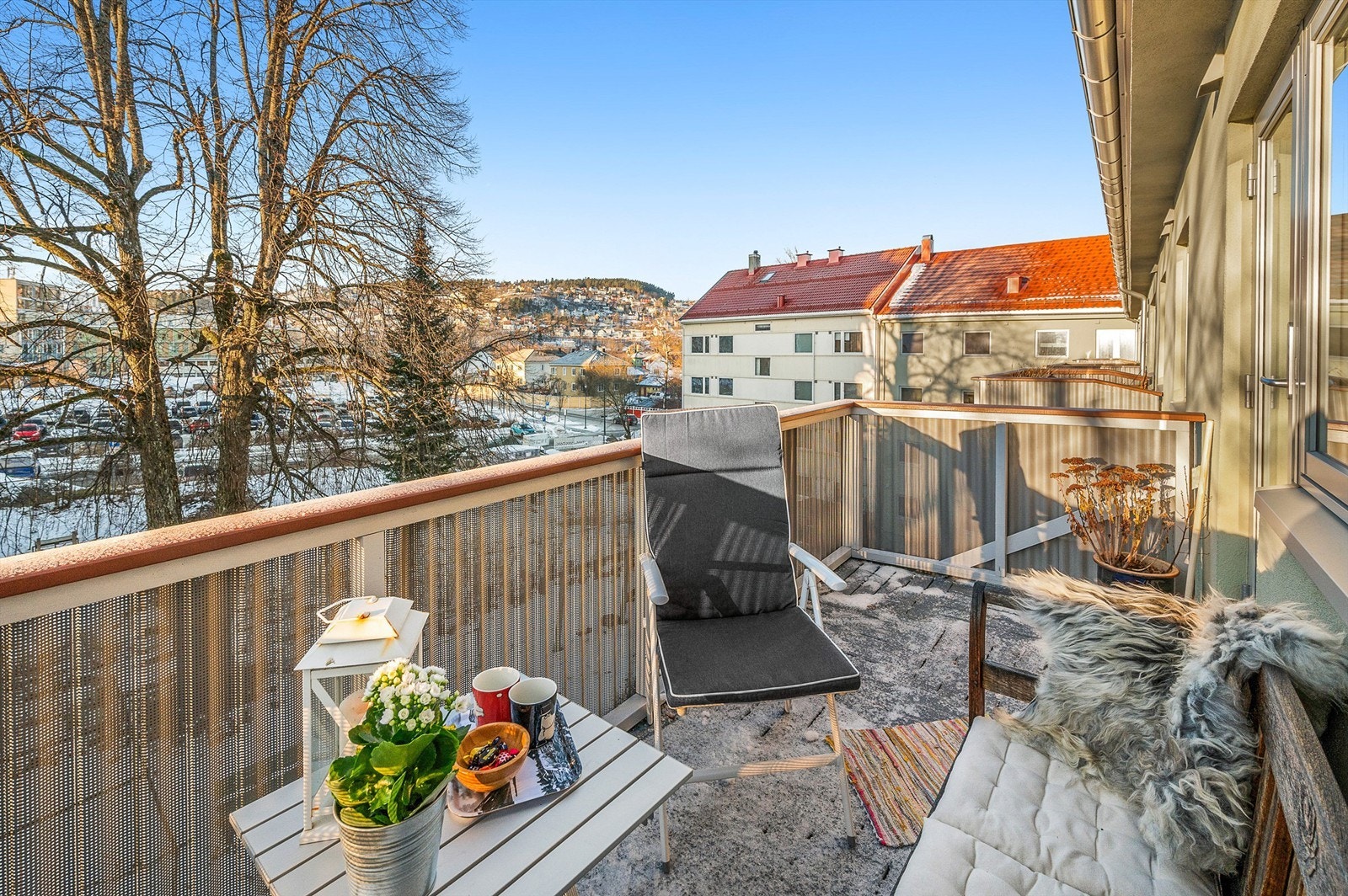 Fra stuen har man direkte utgang til en solfylt balkong på 6 kvm med gode møbleringsmuligheter. Balkongen vil på sommerstid oppleves som en fin forlengelse av stuen. Galleribilde