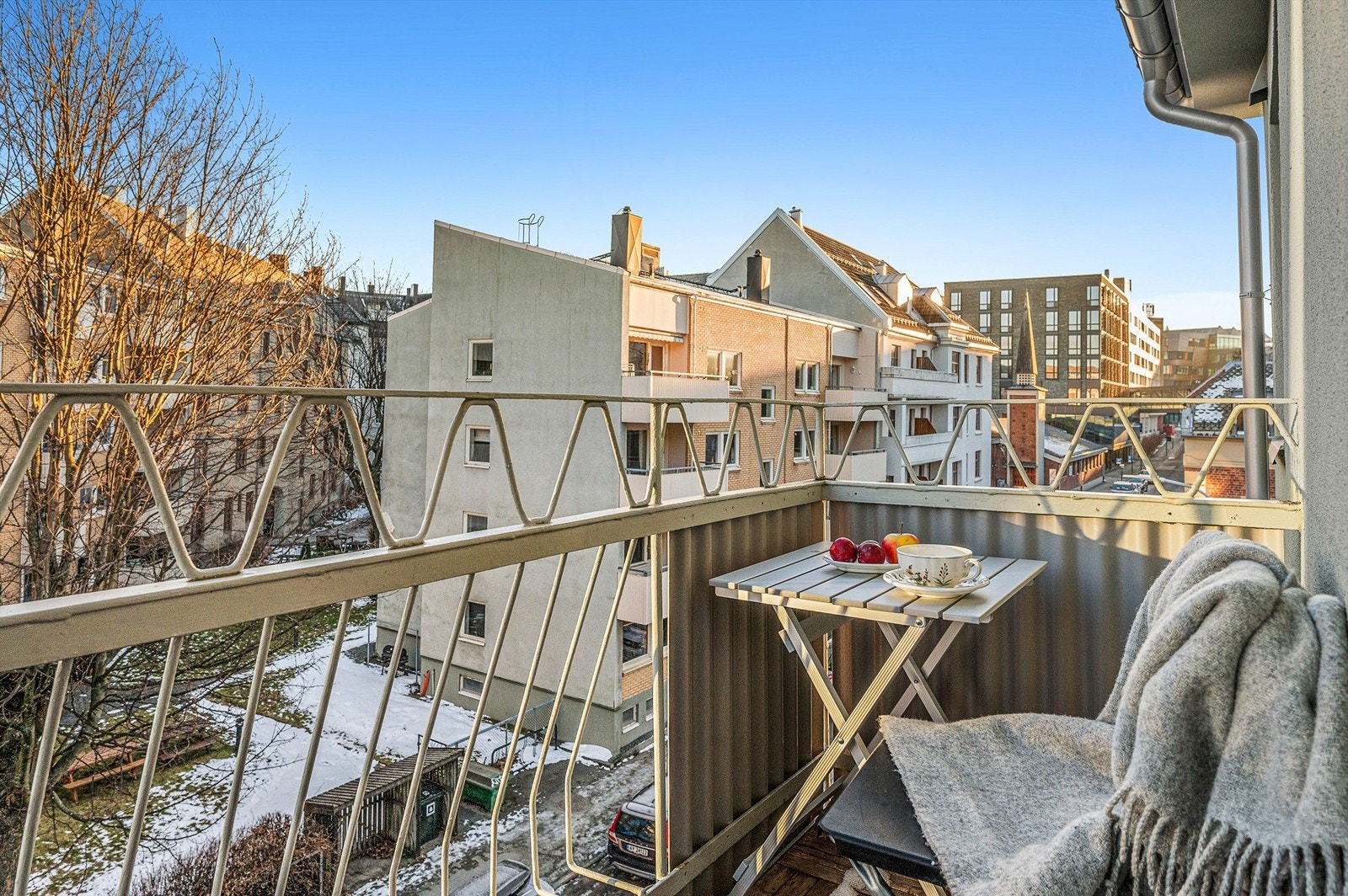 Fra soverommet har man direkte utgang til en balkong på 2 kvm. Galleribilde