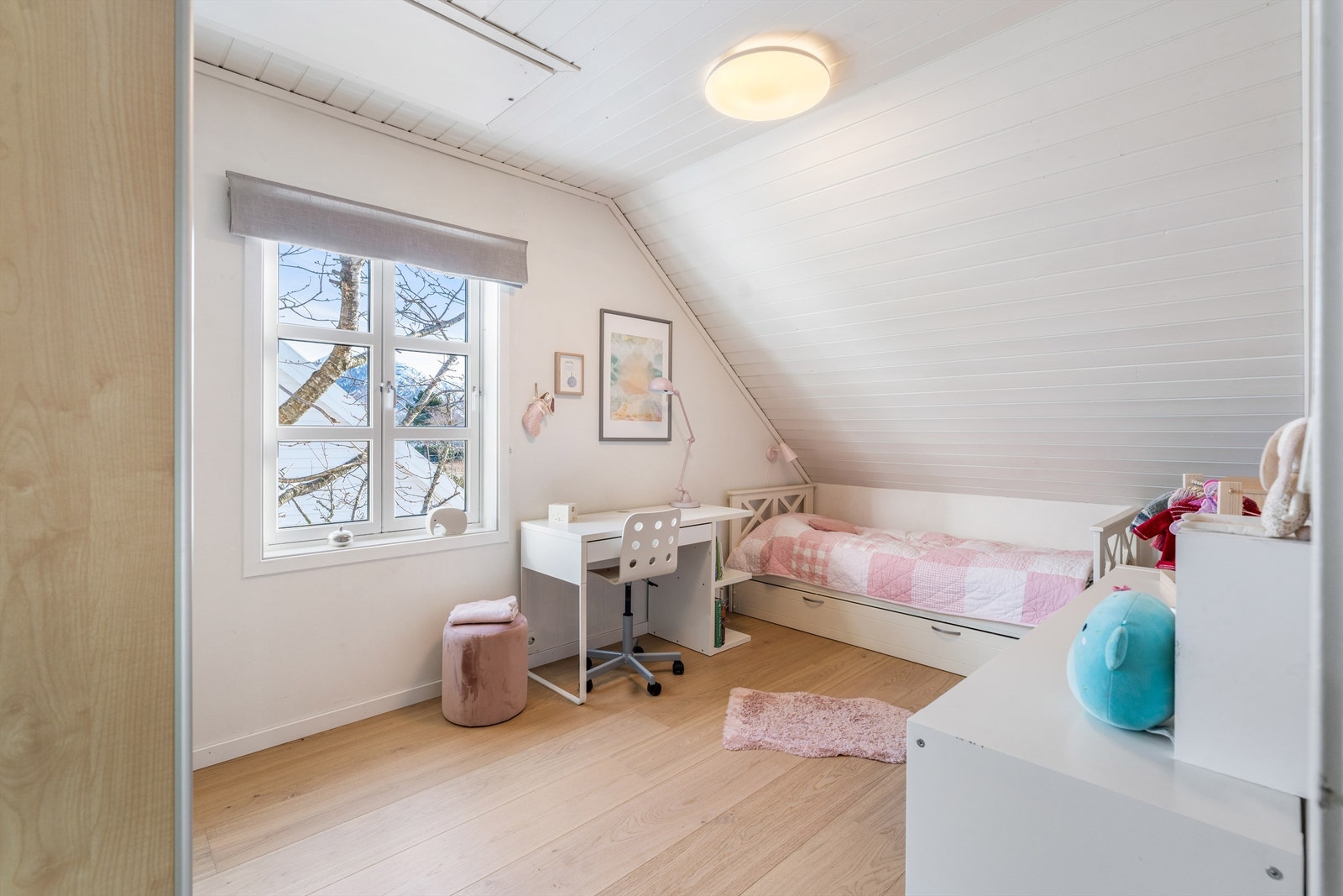 Soverom 2 i 2 etg. Herfra er det også trappeluke opp til praktisk lagringsloft. Det er montert brannstige utenfor vinduet. Galleribilde