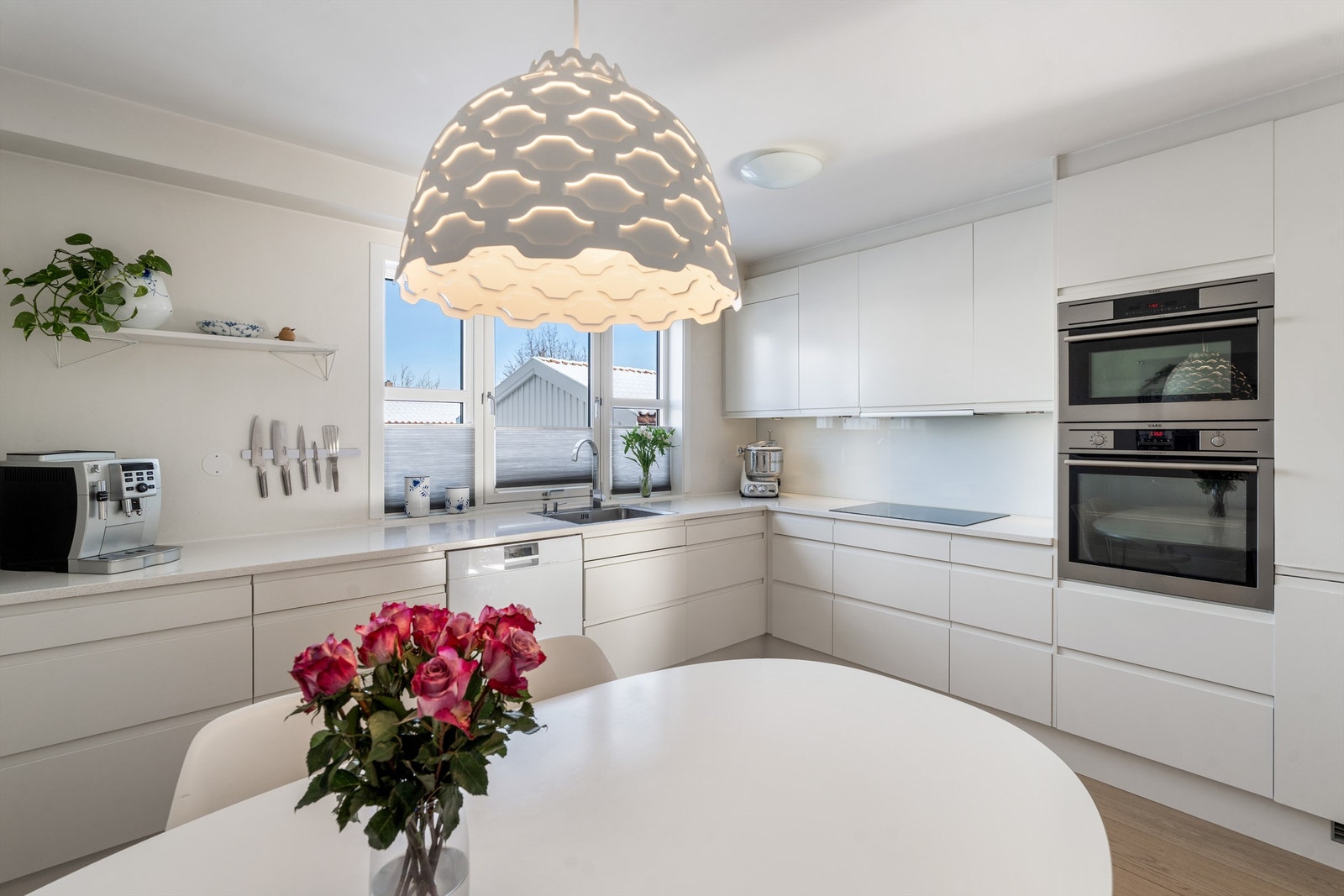 Kjøkkenet er fra 2012, fra norske Norema og med integrerte hvitevarer (blant annet stekeovn med pyrolyse og dampovn). Benkeplate i Silestone og plass til spisebord. Galleribilde