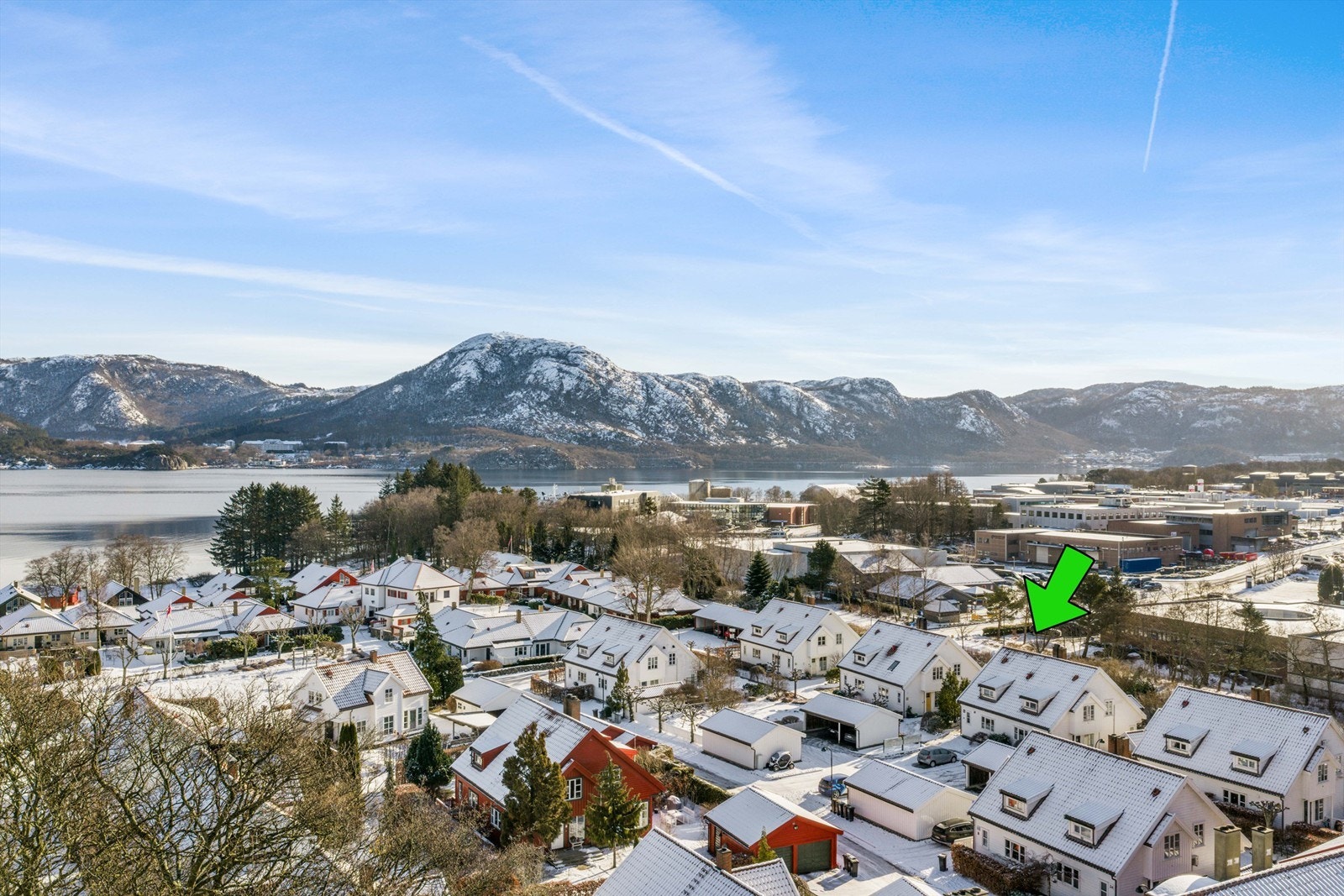 Høydefoto med pil på boligen Galleribilde