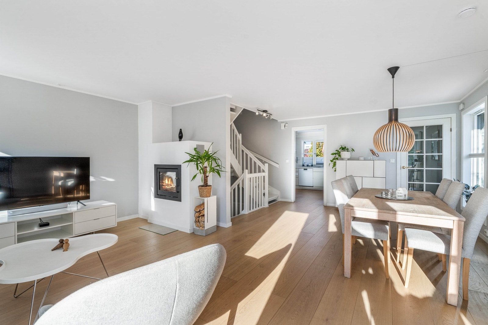 Stue mot kjøkken. Dør til høyre i bildet er ut til entrè med garderobe og gjeste wc. Galleribilde