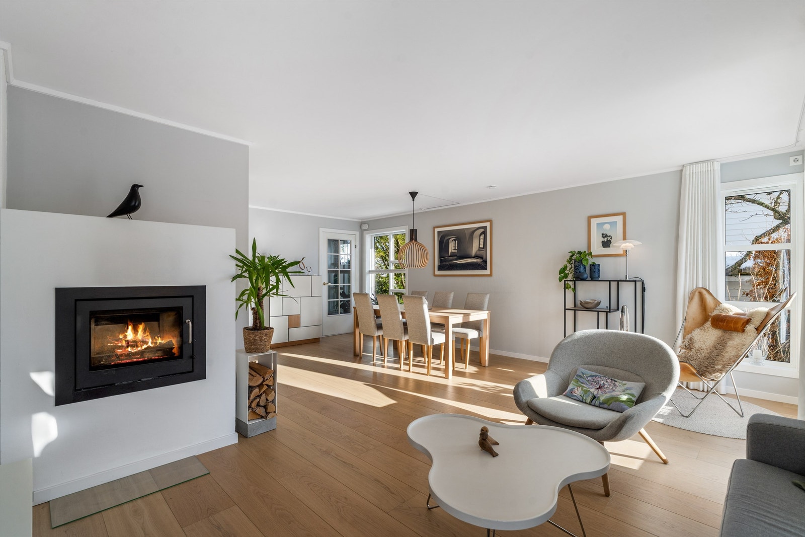 Stuen har også en nyere peis, med innsats fra den danske leverandøren Rais. Et herlig supplement til varme på kalde vinter/høst dager eller bare for litt ekstra kos. Galleribilde