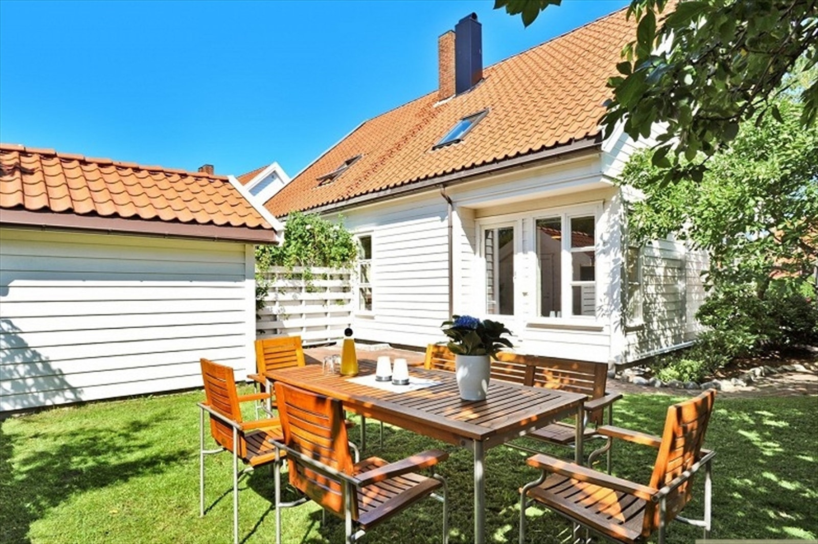 Bildet av eiendommen ved forrige salg i 2013, for å illustrere det koselige utearealet på sommerstid.
Megler hadde glede av å bistå i salget også den gang. Galleribilde