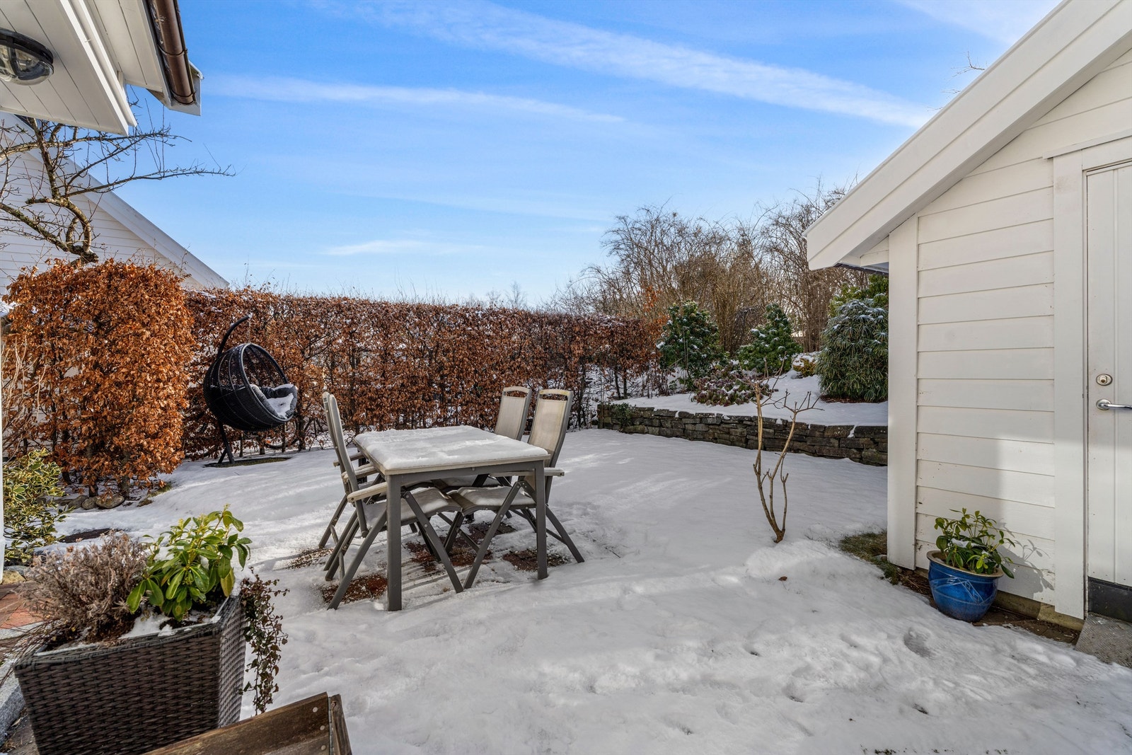 Hage / uteareal. Meget solrikt areal sommerstid, og er både lunt og skjermet. Galleribilde