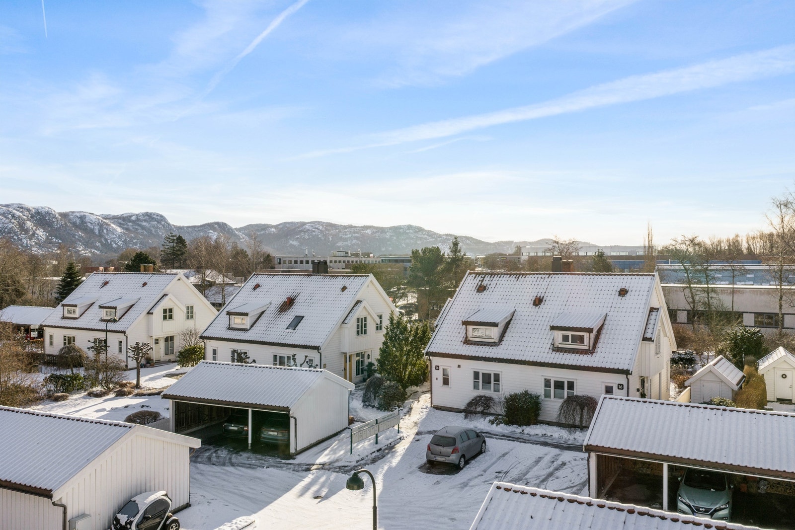 Frøystadveien 14. Feltet med 12 boliger, har alle 1/12 eierskap i parkeringsarealet mellom boligene og dermed hver sin plass i carport i tillegg til gjesteparkering. Galleribilde