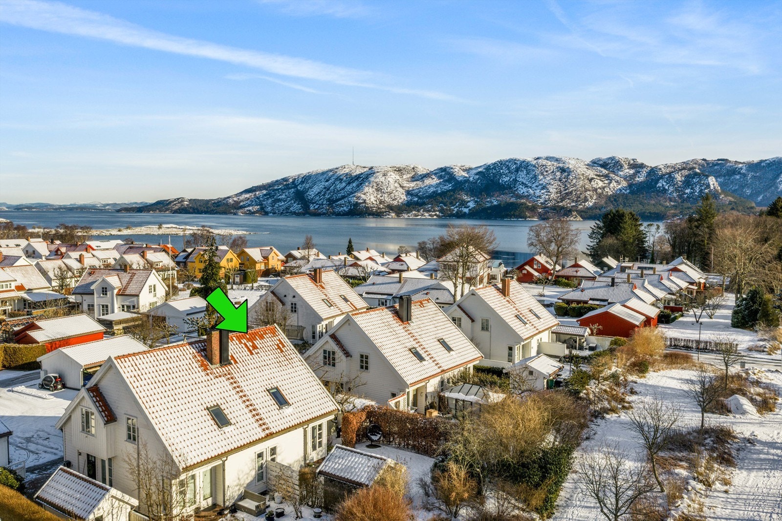 Høydefoto med pil mot boligen. Galleribilde