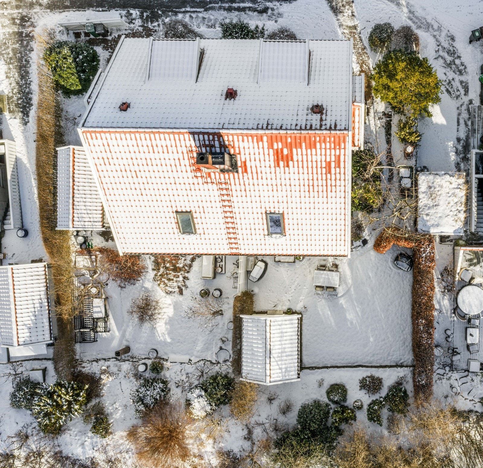 Høydefoto av eiendommen, med nr. 14 her på høyre side. Galleribilde