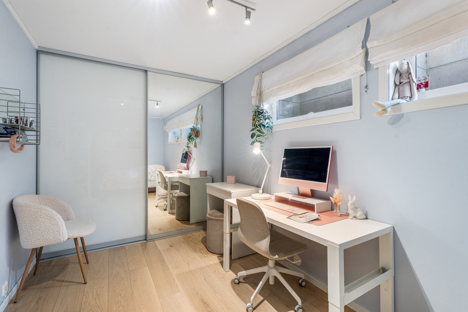 Rommet har stor skyvedørsgarderobe. Galleribilde