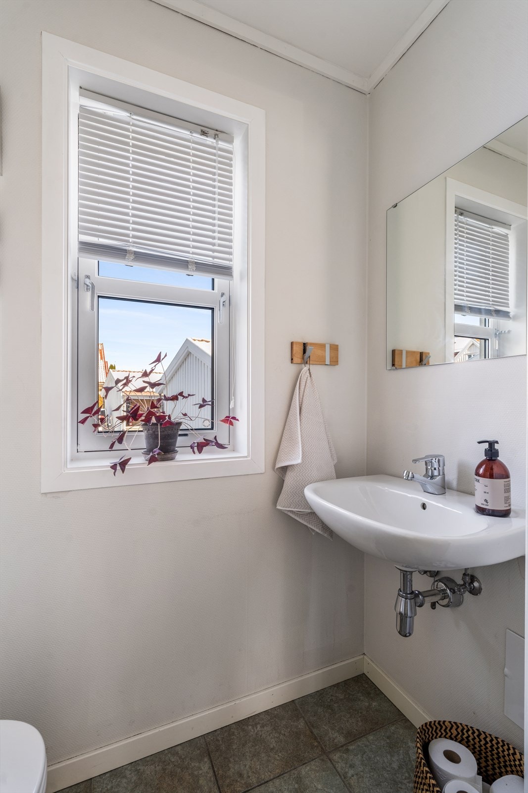 Gjeste wc, med dør inn fra inngangsparti / entrè i 1 etg. Galleribilde