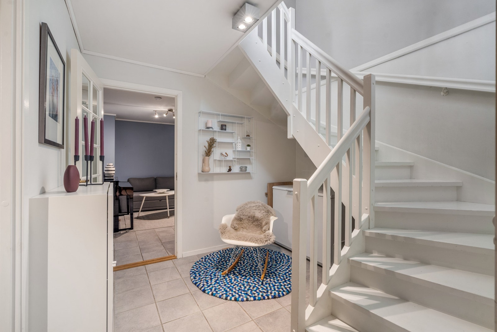 Trapperom / gang i kjeller.
Kjeller inneholder i tillegg: kontor, kjellerstue, bad/vaskerom og rom brukt som soverom. Dette avviker fra originale tegninger og disse rom er ikke byggesøkt / godkjent som varig oppholdsrom. Galleribilde