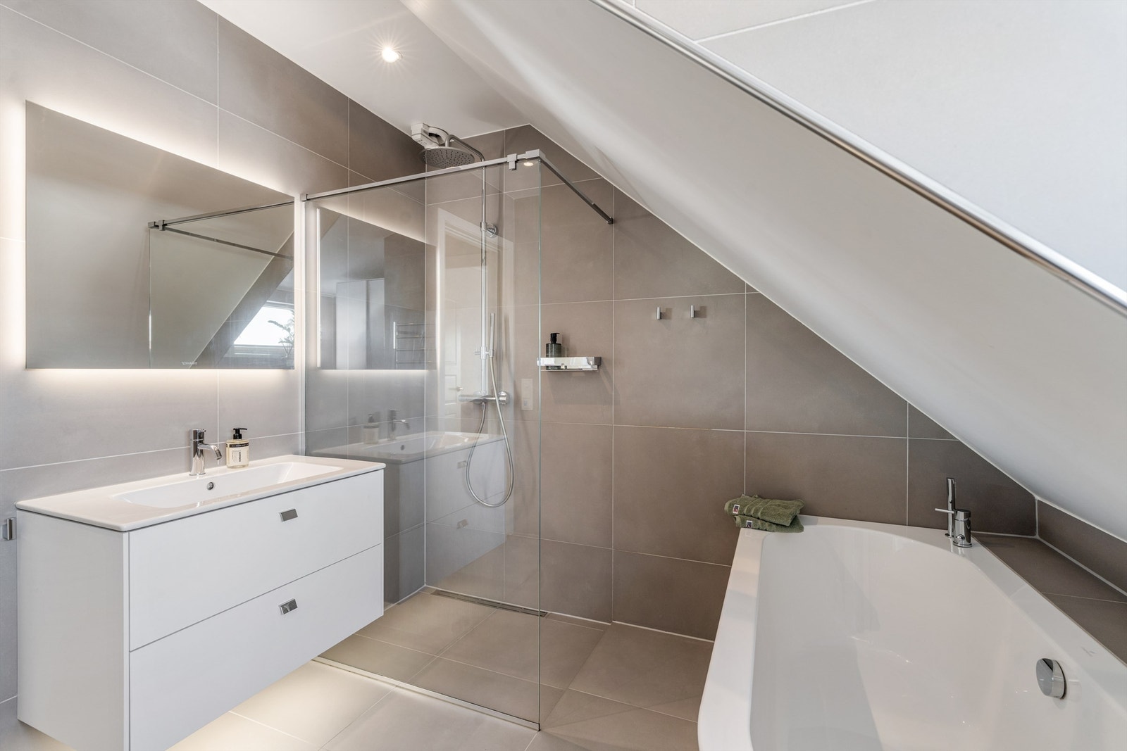 Med både badekar og dusjløsning, er badet perfekt også for dem med små barn. Galleribilde