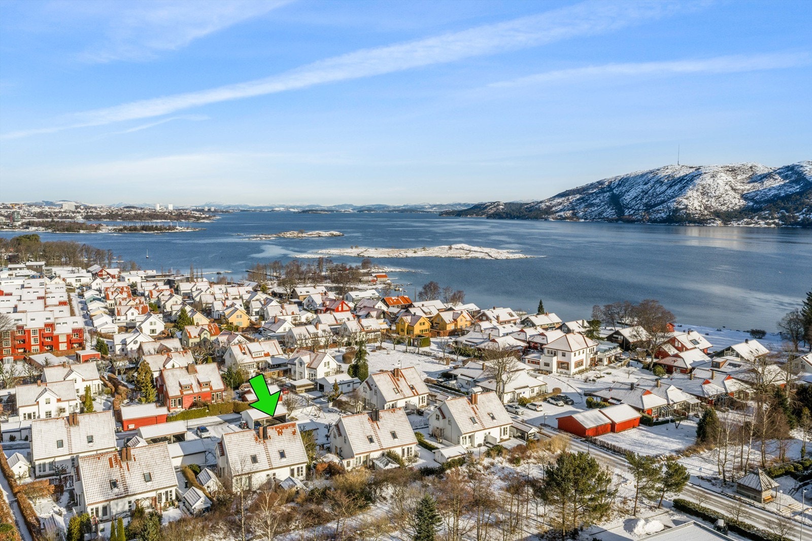 Høydefoto med pil mot eiendommen. Galleribilde