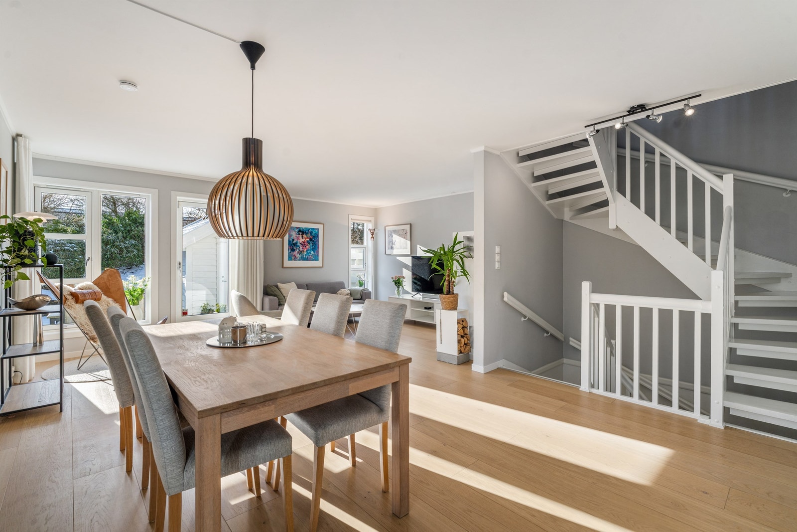 Velkommen inn her i Frøystadveien 14.
Stuen er lys med store vindusflater og en flott en-stavs eikeparkett på gulvet (lagt i de fleste rom i 2019). Her er det god plass til både sittegruppe og spisemøbler. Galleribilde