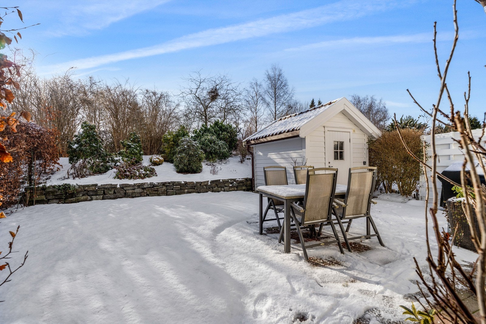 Hage / uteareal med romslig redskapsbod.
(deler av hage er på kommunens areal og har vært slikt siden byggeår for hele rekken med boliger her) Galleribilde