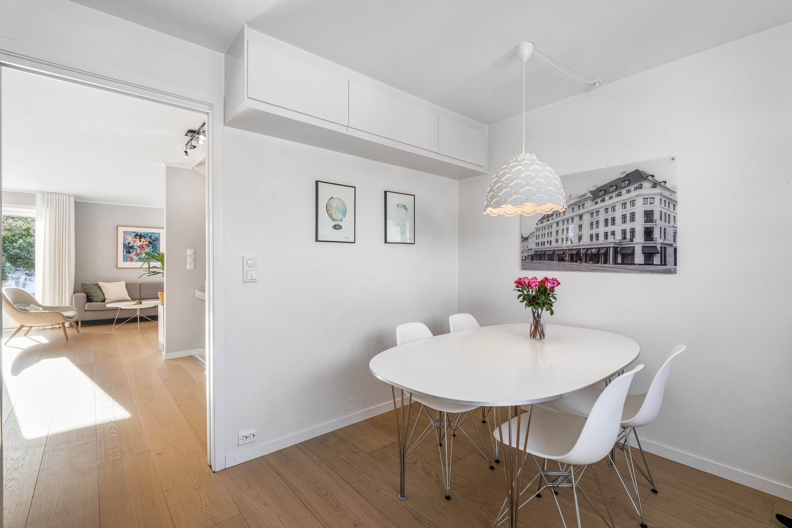 Det er montert praktisk skapløsning på vegg, for litt ekstra god lagring her på kjøkkenet. Galleribilde