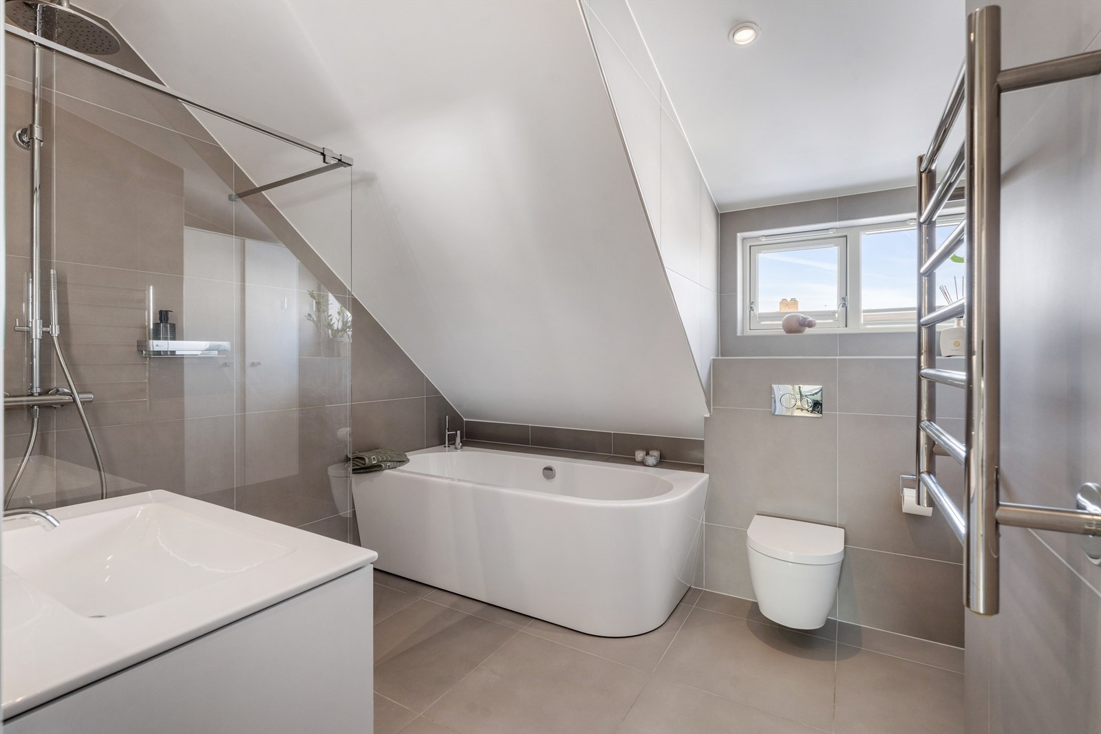 Hovedbadet er renovert av fagfolk i 2019 og fremstår både tidløst og lekkert, med materialer av høy kvalitet Galleribilde