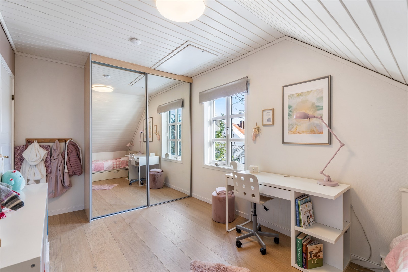 Soverom nr. 2 har skyvedørsgarderobe med speildører. Galleribilde