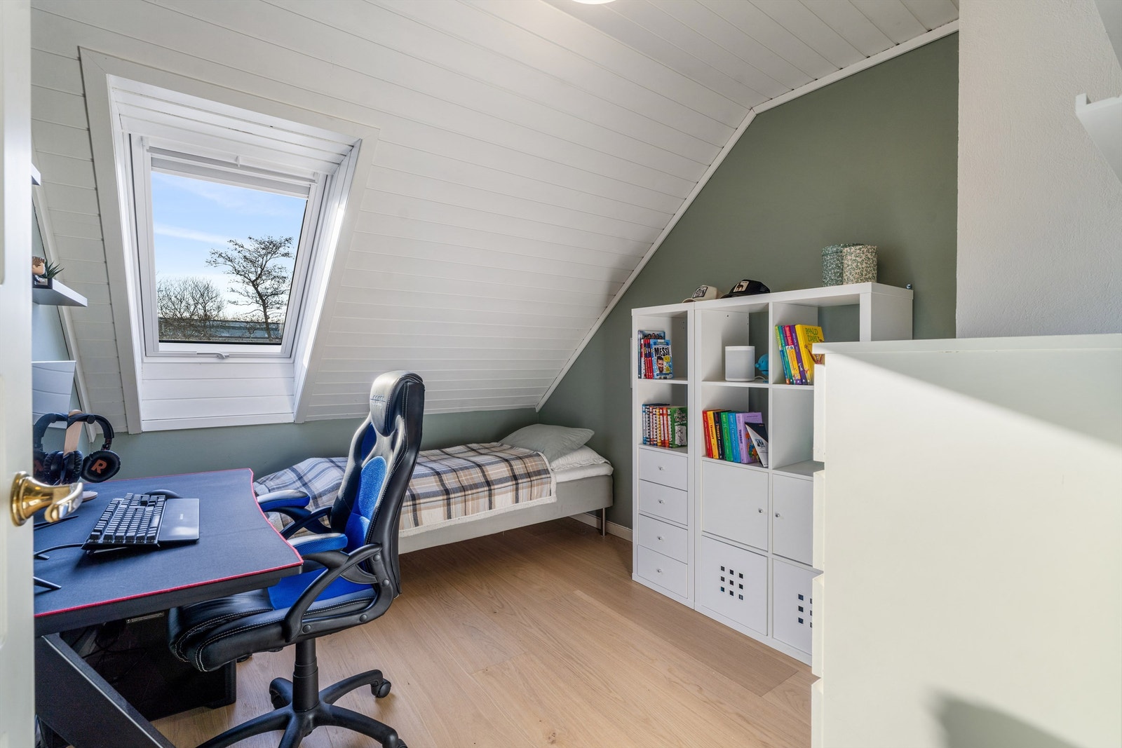 Soverom nr. 3. Nyere takvindu med integrert solskjerming. Galleribilde